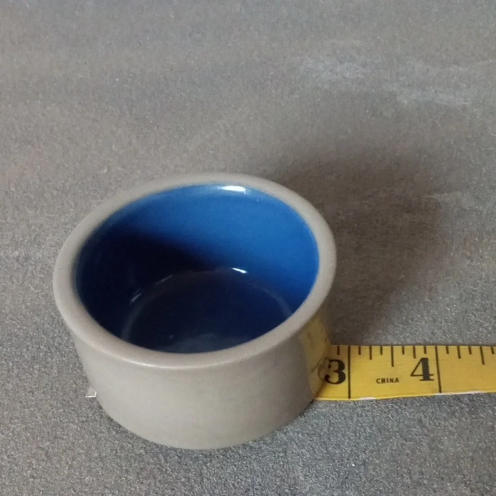 Bundle of 4 Small Dog / Cat Food and Water Dishes.